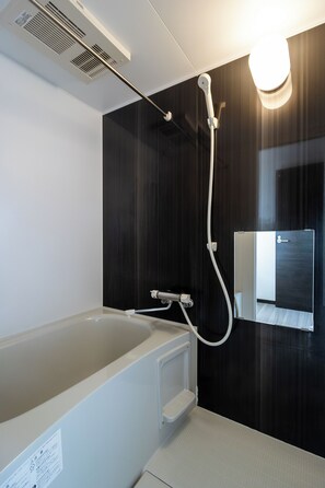 Haartrockner, Handtücher, Toilettenpapier