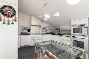 Fridge, microwave, dishwasher, toaster - GuestHost - Elegant and modern 90 square meters apartment, perfect for four people, located on the fifth floor of a building with elevator (NOT suitable for disabled people).The property is located in the Navigli area (limited traffic zone), one of the c (Milan)