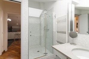 Shower, bidet, towels - GuestHost - Elegant and modern 90 square meters apartment, perfect for four people, located on the fifth floor of a building with elevator (NOT suitable for disabled people).The property is located in the Navigli area (limited traffic zone), one of the c (Milan)
