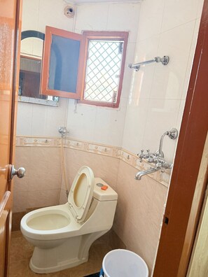 Habitación Deluxe | Baño | Toallas, jabón, shampoo, papel de baño 