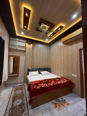 Deluxe Studio, Park View | Free WiFi - SHRI SHYAM KASHI STAY VARANASI (Varanasi)