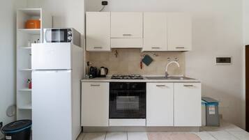 Køleskab, mikrobølgeovn, brødrister