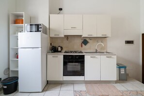 Køleskab, mikrobølgeovn, brødrister