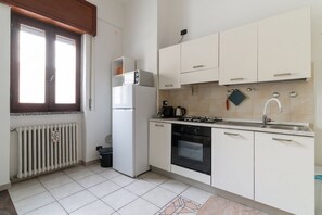 Fridge, microwave, toaster - A comfortable 40 square meters apartment, perfect for four people, located on the ground floor of a building.The property is located in a quiet area of ​​Milan and is well served by public transportation, allowing guests to easily explore the city. N (Milan)