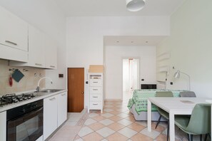 Fridge, microwave, toaster - A comfortable 40 square meters apartment, perfect for four people, located on the ground floor of a building.The property is located in a quiet area of ​​Milan and is well served by public transportation, allowing guests to easily explore the city. N (Milan)