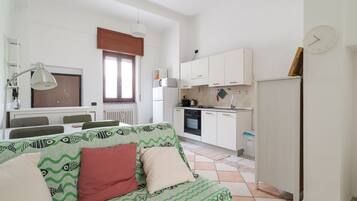 2 habitaciones y tabla de planchar con plancha