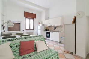 2 bedrooms, iron/ironing board - A comfortable 40 square meters apartment, perfect for four people, located on the ground floor of a building.The property is located in a quiet area of ​​Milan and is well served by public transportation, allowing guests to easily explore the city. N (Milan)