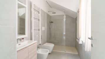 Douche, bidet, serviettes fournies