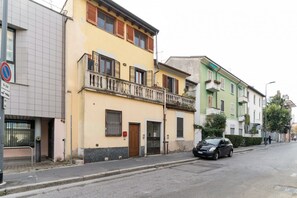 Exterior - A comfortable 40 square meters apartment, perfect for four people, located on the ground floor of a building.The property is located in a quiet area of ​​Milan and is well served by public transportation, allowing guests to easily explore the city. N (Milan)