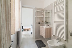 Regadera, bidet, toallas