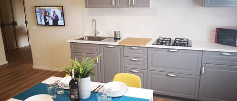 Mikrobølgeovn, kogeplade, opvaskemaskine