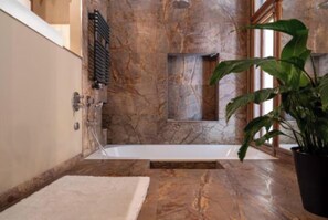 Hair dryer, towels, soap, toilet paper - Delightful 3-bedroom apartment in Berlin (Berlin)