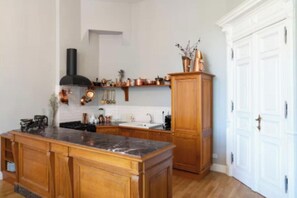 Coffee/tea maker, fridge, microwave, oven - Delightful 3-bedroom apartment in Berlin (Berlin)