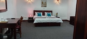 Deluxe Double or Twin Room | Desk, laptop workspace, iron/ironing board, free WiFi - Bansri Villa - Mount Lavinia  (Dehiwala-Mount Lavinia)