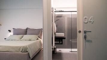 Tabla de planchar con plancha, wifi y ropa de cama