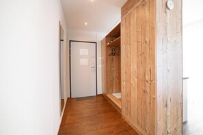 In-room safe, blackout drapes, soundproofing, iron/ironing board - Wohntel - wohnen wie im Hotel (Sevelen)