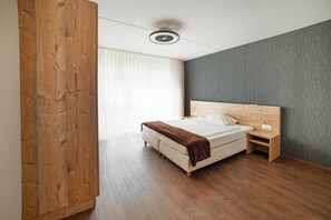 Caja de seguridad en la habitación, cortinas blackout y insonorización 