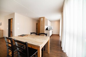 Cofres nos quartos, cortinas blackout, quartos à prova de som