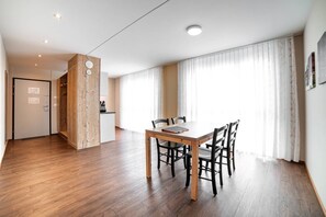 In-room safe, blackout drapes, soundproofing, iron/ironing board - Wohntel - wohnen wie im Hotel (Sevelen)