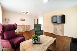 خزنة داخل الغرفة وستائر تعتيم وتجهيزات عازلة للصوت ومكواة/لوح كي