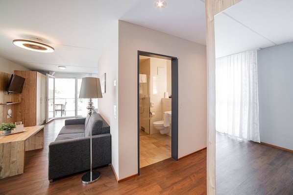 In-room safe, blackout drapes, soundproofing, iron/ironing board - Wohntel - wohnen wie im Hotel (Sevelen)