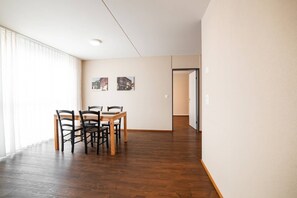 خزنة داخل الغرفة وستائر تعتيم وتجهيزات عازلة للصوت ومكواة/لوح كي