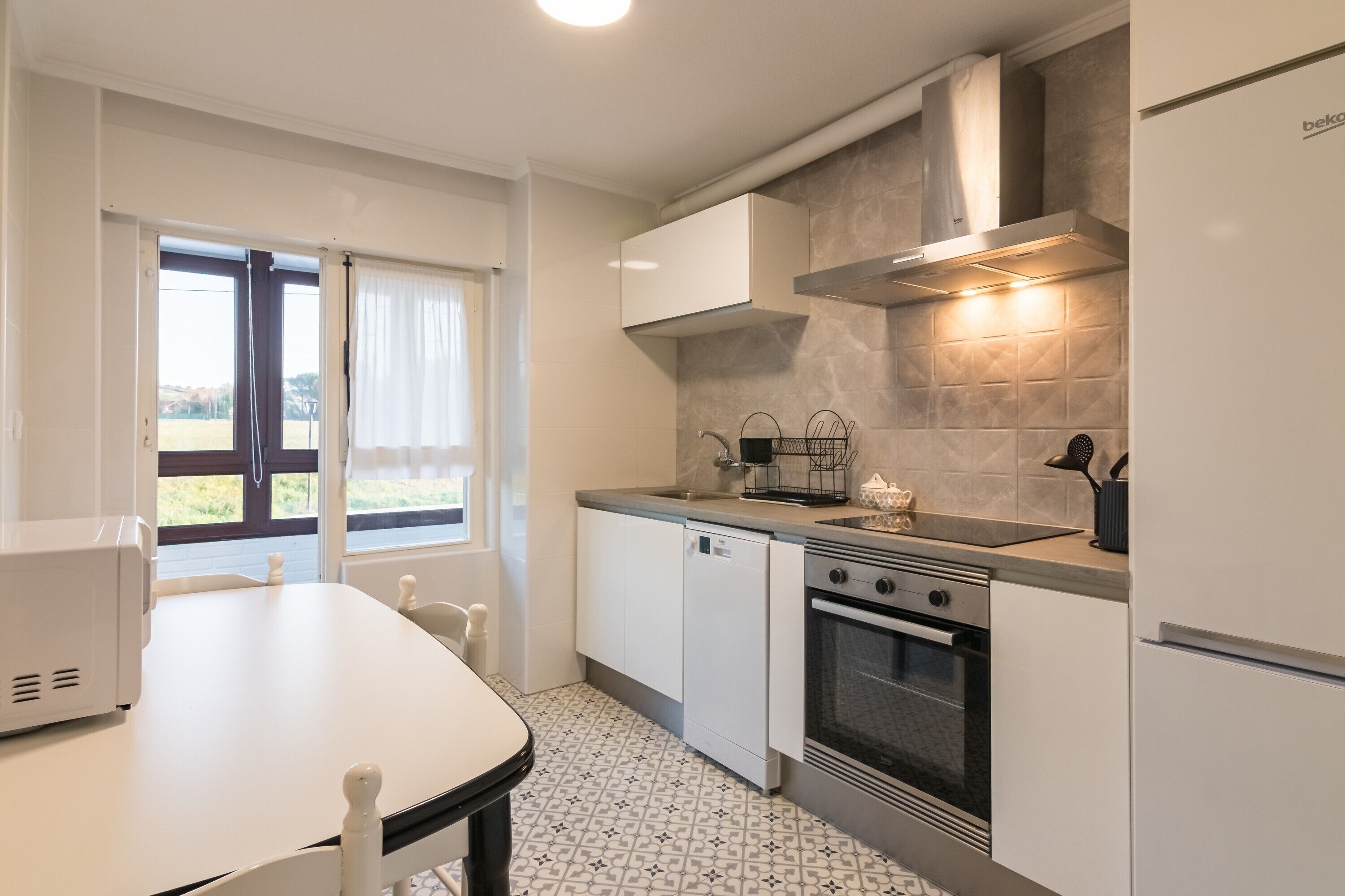 Jääkaappi, mikroaaltouuni, uuni, liesi