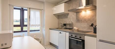 Jääkaappi, mikroaaltouuni, uuni, liesi