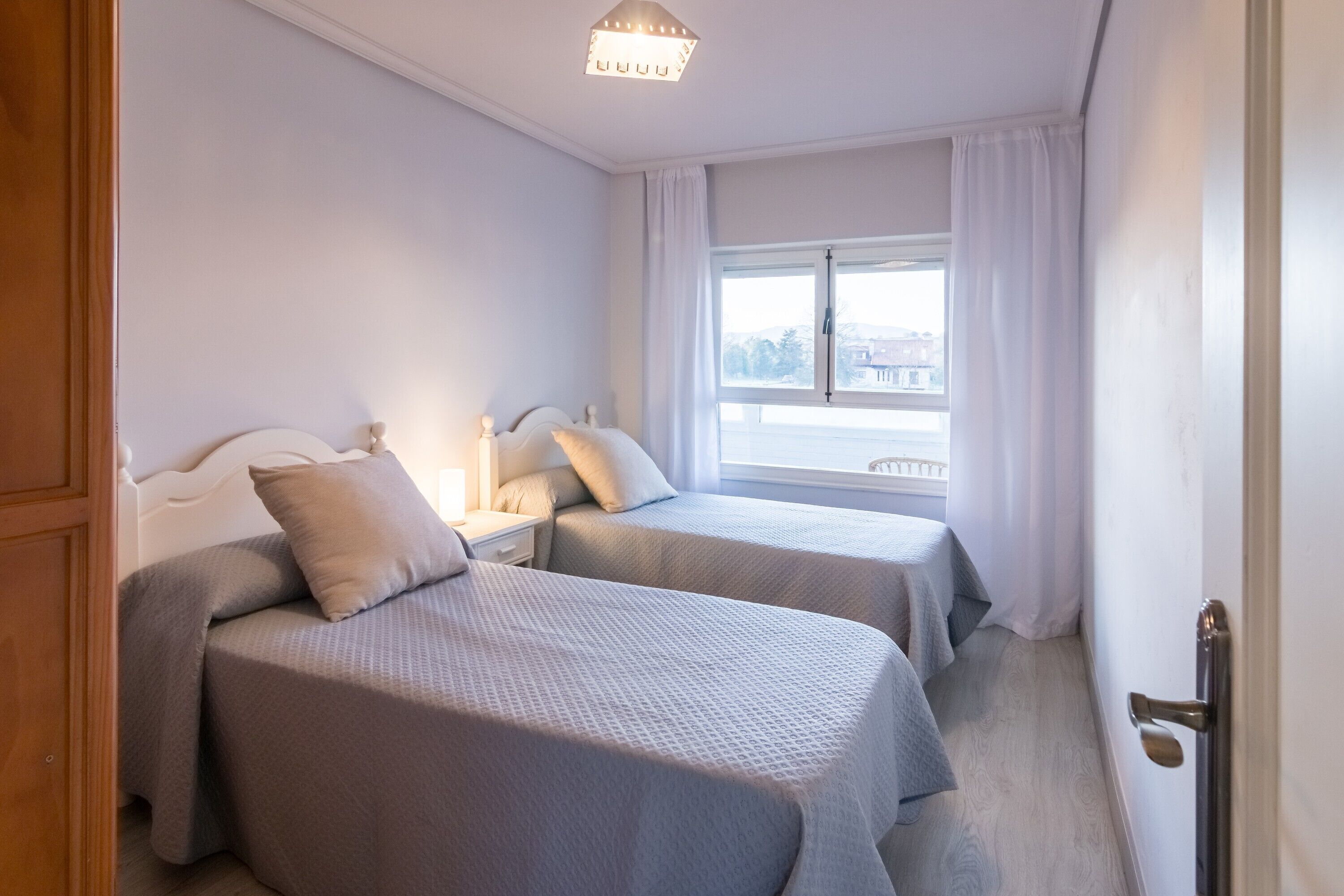 3 bedrooms, iron/ironing board, bed sheets