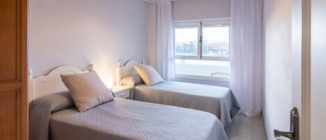 3 bedrooms, iron/ironing board, bed sheets