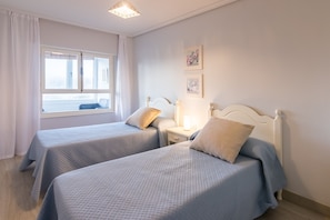 3 habitaciones, tabla de planchar con plancha y ropa de cama