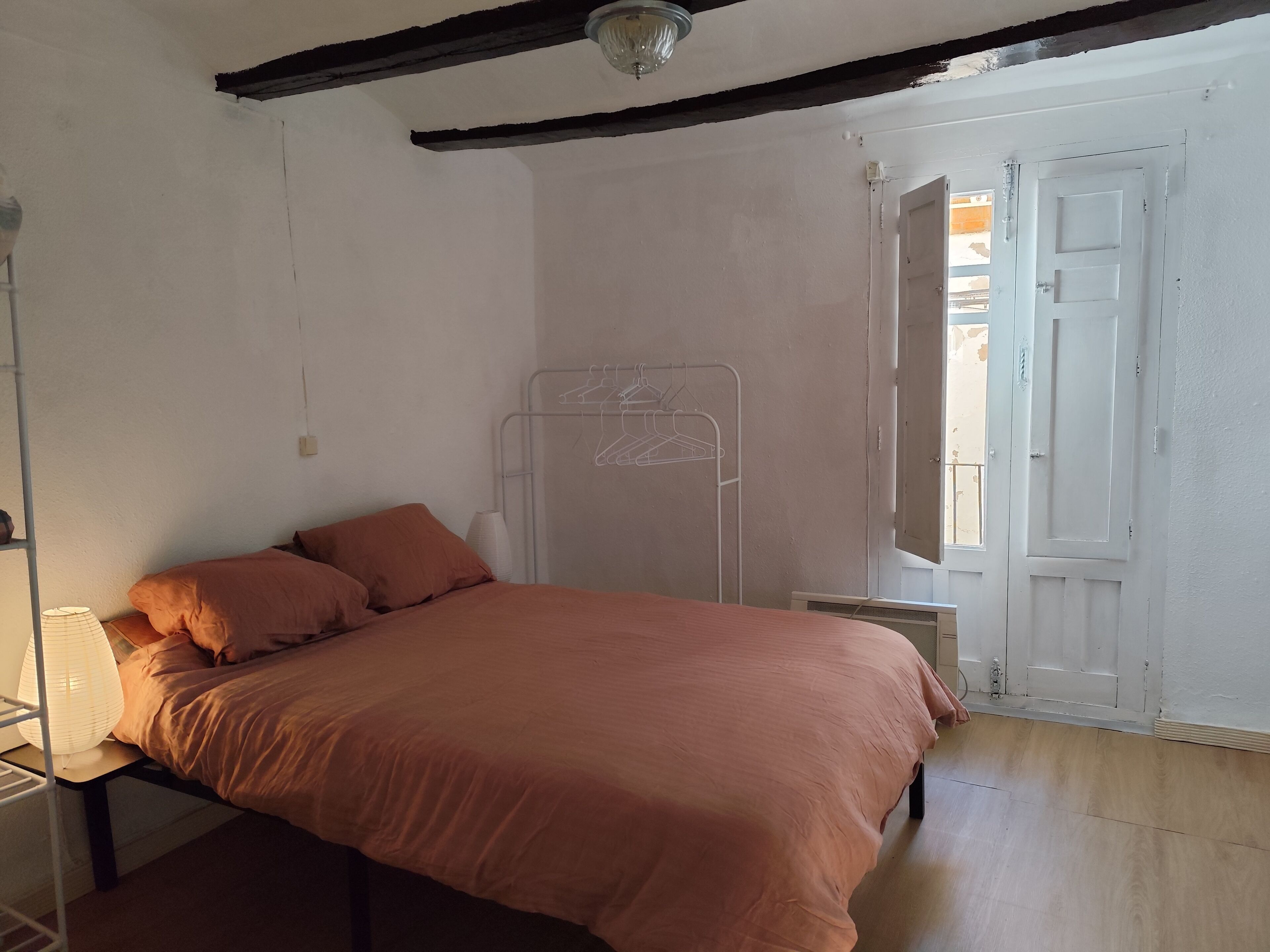 4 dormitorios, tabla de planchar con plancha, cuna de viaje