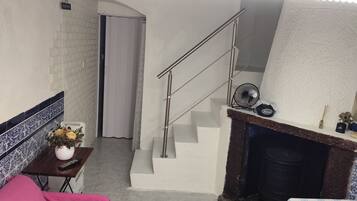 Televisor, llar de foc, llibres i estèreo