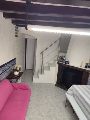 Una televisión, una chimenea, libros, un reproductor estéreo