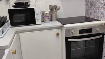 Frigorífico, microondas, horno y placa de cocina