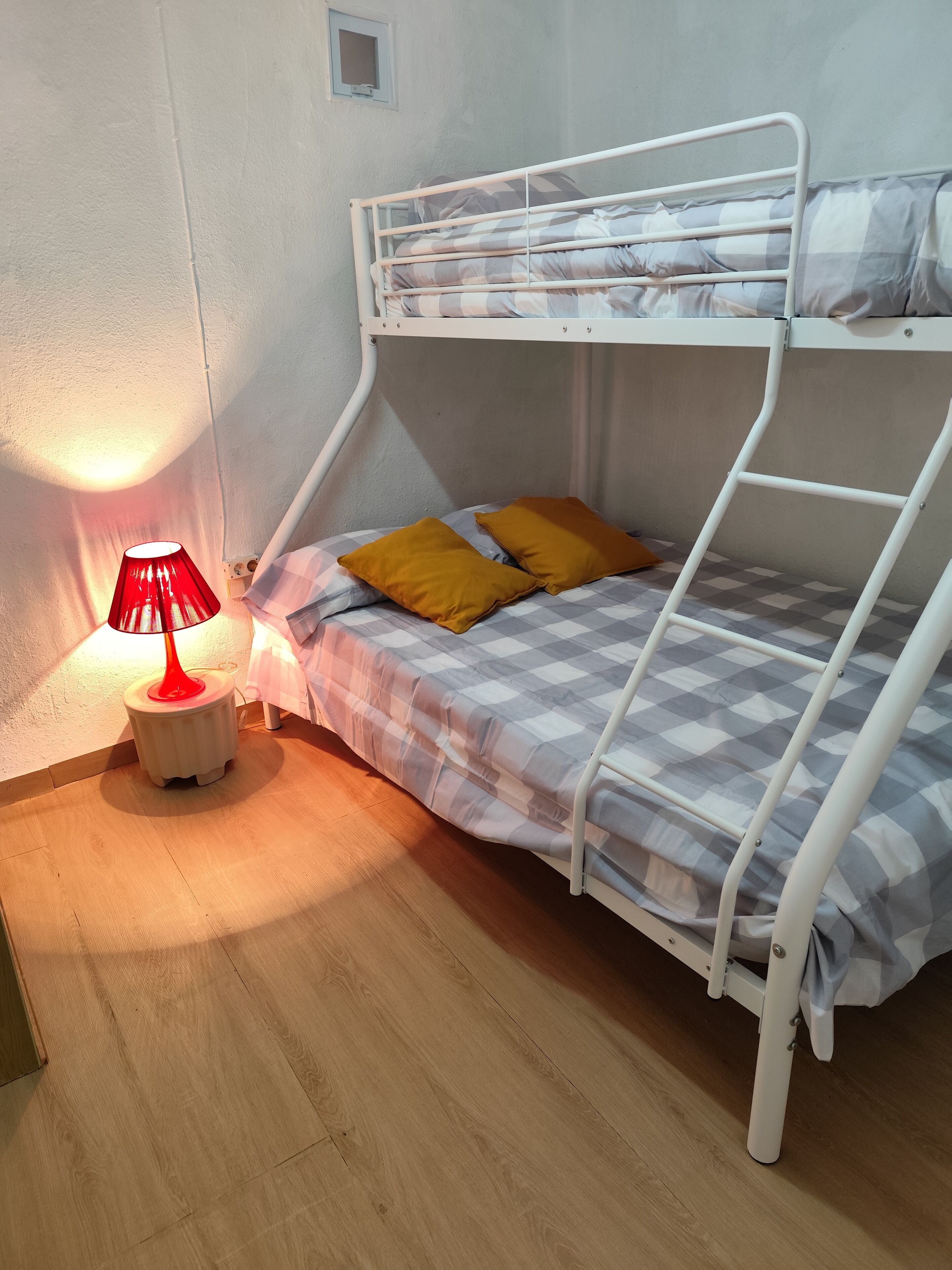 4 عدّة غرف نوم ومكواة/لوح كي وسرير سفر وملاءات أسرّة