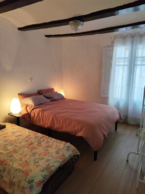 4 chambres, fer et planche à repasser, lit parapluie, draps fournis