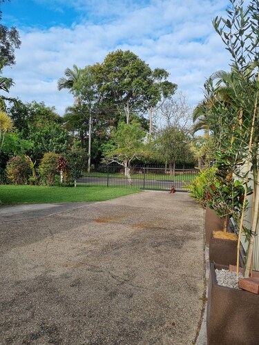 Seaestaatmoffatquietbeachparklargefenced Yard