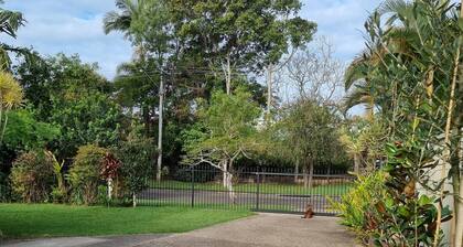 Seaestaatmoffatquietbeachparklargefenced Yard