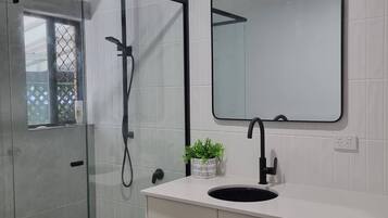 House, 3 Bedrooms | Bathroom