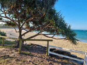 Beach - Seaestaatmoffatquietbeachparklargefenced Yard (Sunshine Coast)