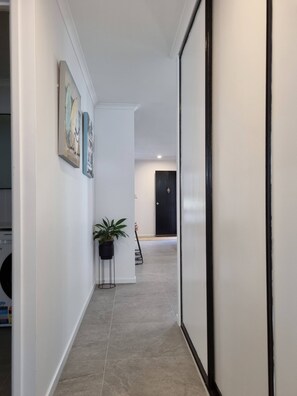 Interior - Seaestaatmoffatquietbeachparklargefenced Yard (Sunshine Coast)