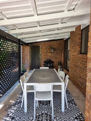 House, 3 Bedrooms | Dining room - Seaestaatmoffatquietbeachparklargefenced Yard (Sunshine Coast)