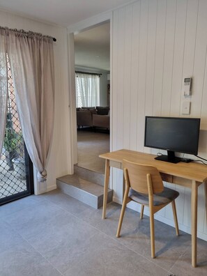 Interior - Seaestaatmoffatquietbeachparklargefenced Yard (Sunshine Coast)