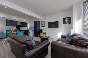 Living area - Apartment - Sleeps 7 - Parking - Close to Pier (Clacton-on-Sea)