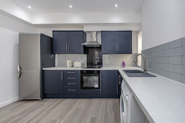 Fridge, microwave, oven, stovetop - Apartment - Sleeps 7 - Parking - Close to Pier (Clacton-on-Sea)