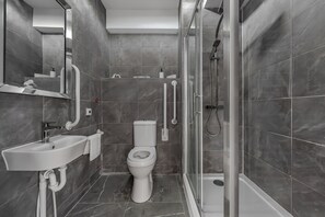 Shower, towels - Apartment - Sleeps 7 - Parking - Close to Pier (Clacton-on-Sea)