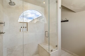 Apartamento, 2 habitaciones | Baño | Toallas