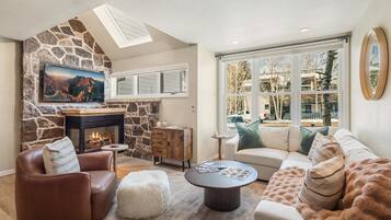 Condo, 2 Bedrooms | Living area