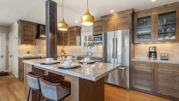 Condo, 2 habitaciones | Cocina privada | Refrigerador, horno, cafetera y tetera y tostadora